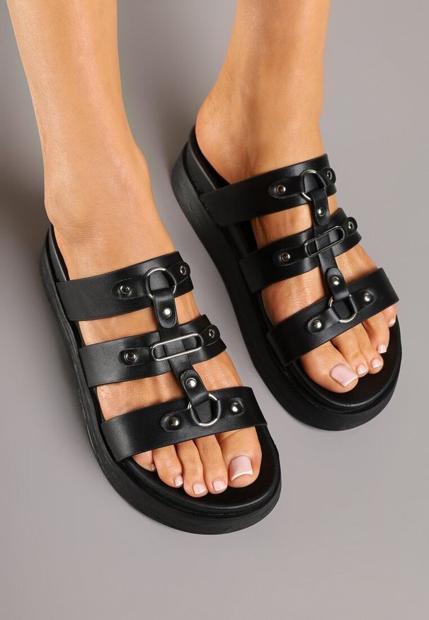 Born2be - Czarne Klapki na Grubej Podeszwie z Trzema Paskami i Nitami Milfitia. Okazja: na co dzień. Nosek buta: okrągły. Kolor: czarny. Materiał: jeans. Wzór: paski, aplikacja. Styl: rockowy, casual