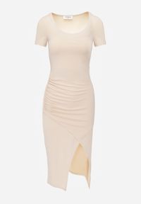 Renee - Beżowa Sukienka Midi z Kwadratowym Dekoltem i Drapowaniem Charloti. Okazja: na randkę. Typ kołnierza: dekolt kwadratowy. Kolor: beżowy. Materiał: materiał, wiskoza. Długość rękawa: krótki rękaw. Długość: midi #3