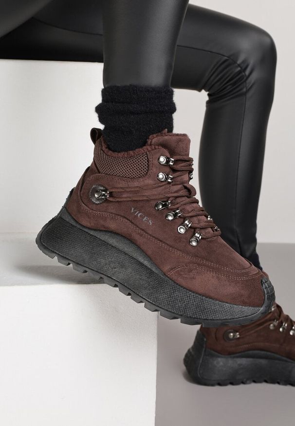 Renee - Brązowe Sneakersy Śniegowce Vices na Platformie w Sportowym Stylu Nelsella. Okazja: na spacer, na co dzień. Kolor: brązowy. Materiał: jeans. Szerokość cholewki: normalna. Obcas: na platformie. Sport: turystyka piesza