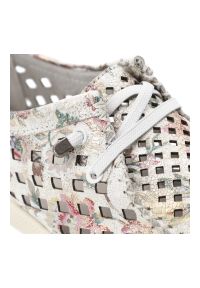 Półbuty damskie Artiker, cholewka ze skóry naturalnej licowej z ażurowymi wycięciami i nadrukiem na płaskiej podeszwie, białe, 58C0710. Kolor: biały. Materiał: skóra. Szerokość cholewki: normalna. Wzór: ażurowy, nadruk. Obcas: na płaskiej podeszwie #7