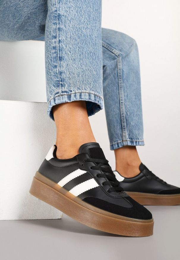 Renee - Czarne Sneakersy Tenisówki Ozdobione Paskami Sovresia. Okazja: na co dzień. Zapięcie: pasek. Kolor: czarny. Wzór: aplikacja