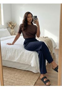 Sinsay - Bawełniana koszulka z gęstego splotu Interlock - brązowy. Kolor: brązowy. Materiał: bawełna. Wzór: ze splotem #1