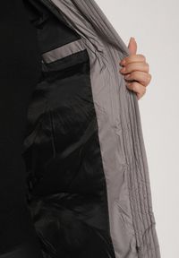 Born2be - Szara Długa Kurtka Pikowana z Kapturem i Bocznymi Suwakami Mevoressa. Okazja: na spacer, na co dzień. Typ kołnierza: kaptur. Kolekcja: plus size. Kolor: szary. Materiał: dzianina, jeans, poliester. Długość: długie. Styl: casual #5