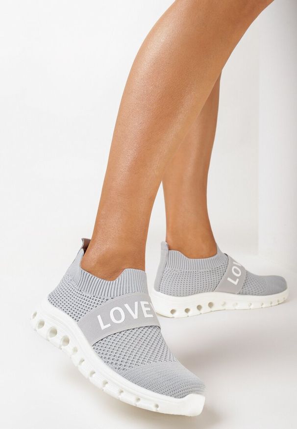 Born2be - Szare Buty Sportowe ze Skarpetkową Cholewką i Napisem Thirllas. Zapięcie: pasek. Kolor: szary. Szerokość cholewki: normalna. Wzór: napisy. Obcas: na płaskiej podeszwie