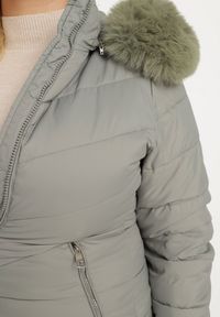 Born2be - Ciemnozielona Pikowana Kurtka z Odpinanym Kapturem z Futerkiem Savessia. Okazja: na spacer. Kolekcja: plus size. Kolor: zielony. Materiał: futro. Wzór: aplikacja. Styl: elegancki #3