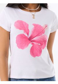 Sinsay - Koszulka z nadrukiem kwiatowym - biały. Kolor: biały. Wzór: kwiaty, nadruk #1
