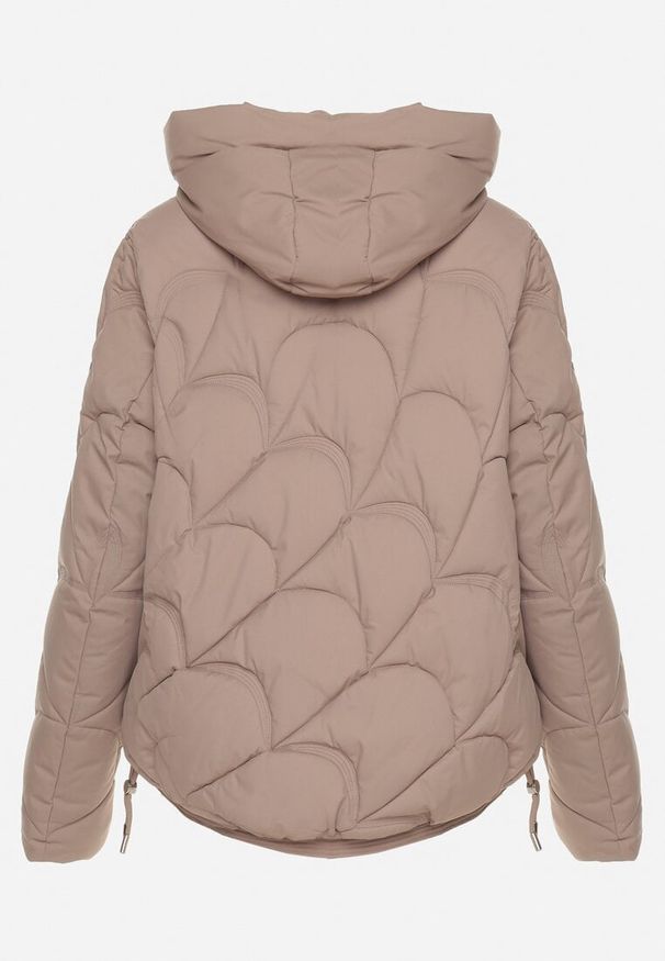 Born2be - Ciemnobeżowa Pikowana Kurtka o Pudełkowym Kroju z Kapturem i Ściągaczami Selizola. Okazja: na spacer. Typ kołnierza: kaptur. Kolor: beżowy. Materiał: skóra, jeans. Styl: sportowy