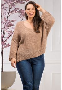SPLOTY - Sweter z dekoltem w serek o luźnym splocie ALICJA latte PROMOCJA. Okazja: na co dzień, do pracy, na randkę. Typ kołnierza: dekolt w serek. Materiał: akryl, wełna, dzianina, poliamid, poliester. Długość rękawa: długi rękaw. Długość: długie. Wzór: ze splotem. Styl: sportowy, elegancki, casual #1