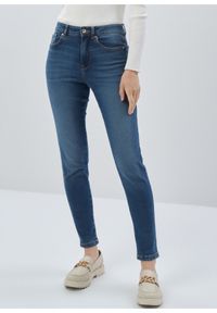 Ochnik - Granatowe spodnie jeansowe damskie. Kolor: niebieski. Materiał: bawełna. Sezon: zima, lato. Styl: klasyczny