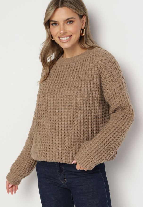 Born2be - Ciemnobeżowy Sweter z Dodatkiem Wiskozy i Ozdobnym Splotem Riavellea. Okazja: na co dzień, na spotkanie biznesowe. Kolor: beżowy. Materiał: wiskoza. Wzór: ze splotem. Styl: casual, biznesowy, elegancki