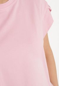 Born2be - Różowy T-shirt z Bawełny Ozdobiony Rozcięciami przy Rękawach Katirna. Okazja: na co dzień. Kolor: różowy. Materiał: bawełna. Wzór: aplikacja. Styl: klasyczny, casual #6
