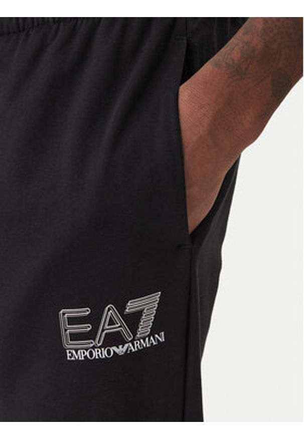 EA7 Emporio Armani Dres 7M001318 AF13512 UC001 Czarny Regular Fit. Kolor: czarny. Materiał: bawełna