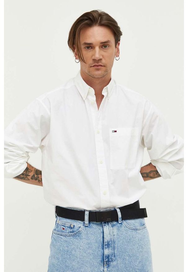 Tommy Jeans koszula bawełniana męska kolor biały relaxed z kołnierzykiem button-down. Typ kołnierza: button down. Kolor: biały. Materiał: bawełna. Długość rękawa: długi rękaw. Długość: długie