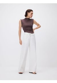 Reserved - Top z modalem - brązowy. Kolor: brązowy. Materiał: dzianina #1