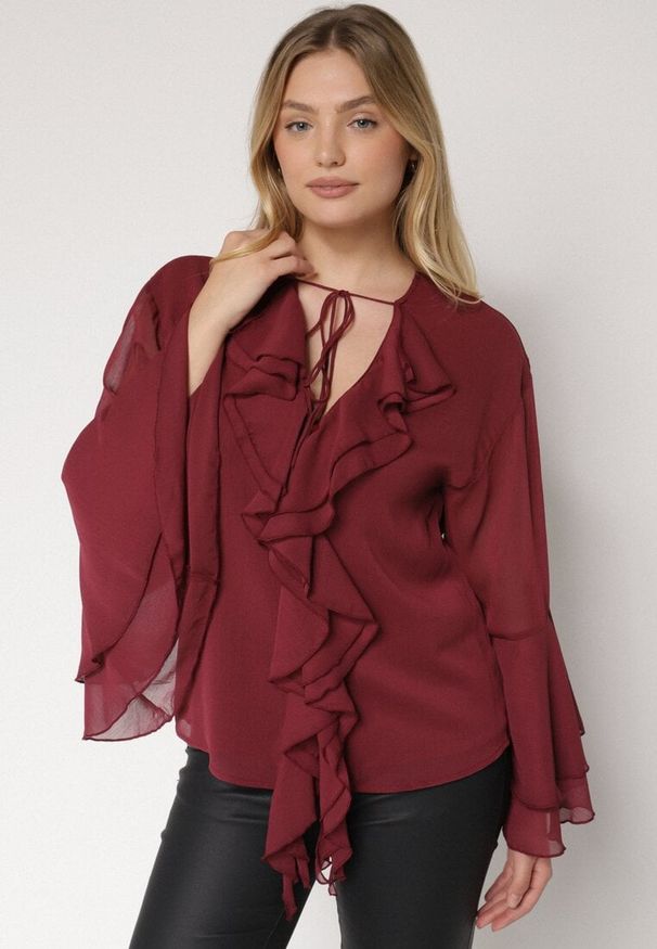 Born2be - Bordowa Bluzka w Rustykalnym Stylu z Wiązaniem i Falbankami Nenarea. Okazja: do pracy, na co dzień, na spotkanie biznesowe. Typ kołnierza: kołnierz z falbankami. Kolor: czerwony. Materiał: jeans. Styl: klasyczny, casual, elegancki, biznesowy