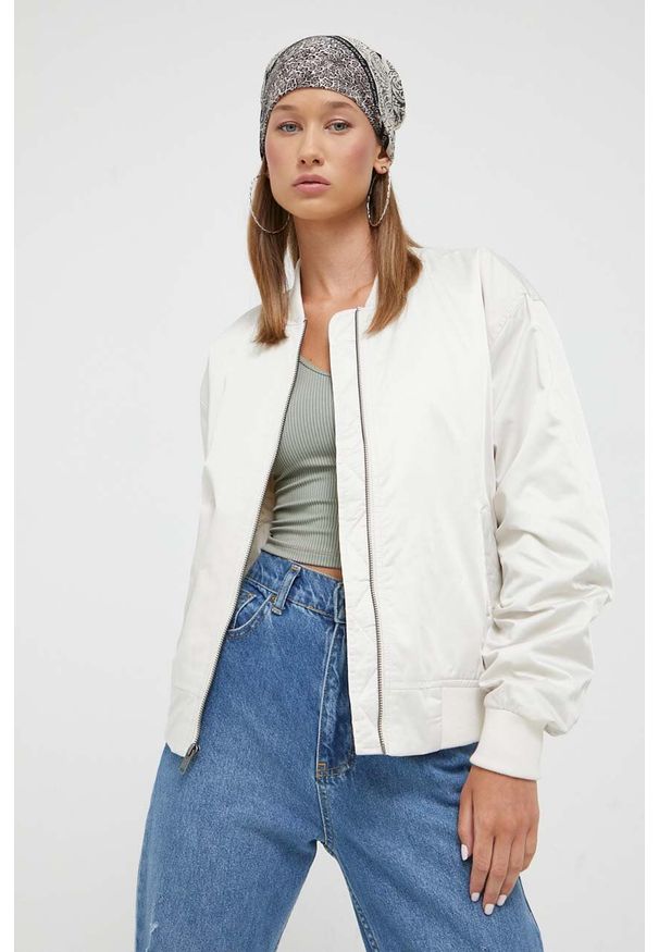 Hollister Co. kurtka bomber damski kolor beżowy przejściowa. Kolor: beżowy. Materiał: poliester