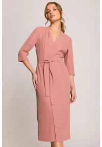 Stylove - Elegancka sukienka midi z dekoltem V i rozcięciem różana. Okazja: na spotkanie biznesowe. Typ kołnierza: typu klepsydra, dekolt w kształcie V. Kolekcja: dla wysokich. Kolor: różowy, czarny. Wzór: gładki. Typ sukienki: kopertowe. Materiał: guma, satyna, tkanina, elastan. Styl: elegancki. Długość: midi