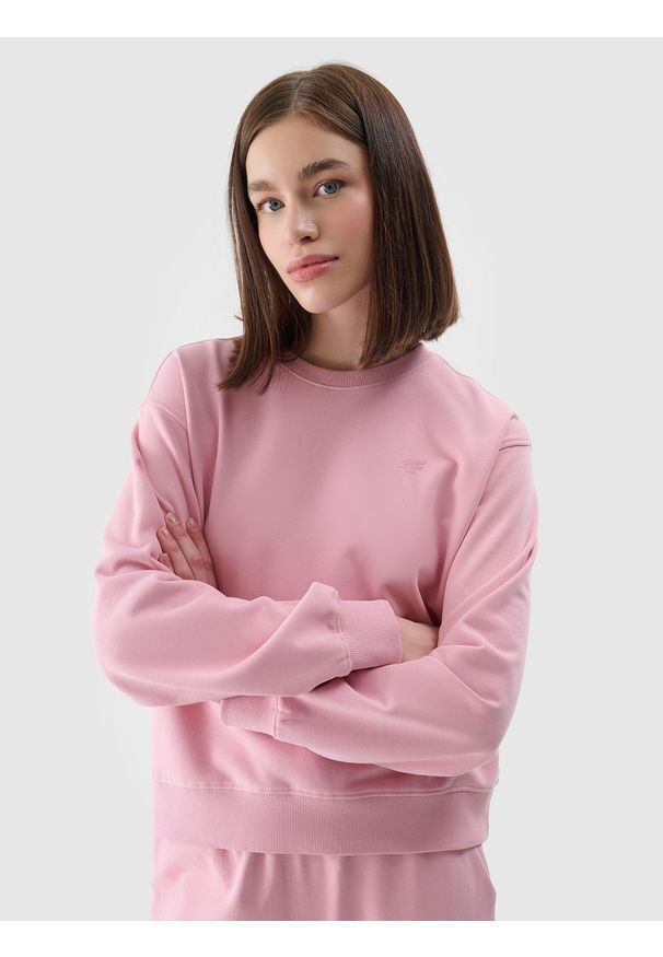 4f - 4F Bluza dresowa nierozpinana bez kaptura damska - różowa M. Okazja: na co dzień. Typ kołnierza: bez kaptura. Kolor: różowy. Materiał: dresówka. Wzór: gładki, ze splotem. Styl: sportowy, casual