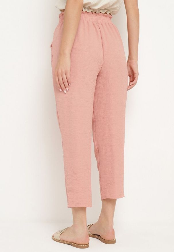 Born2be - Ciemnoróżowe Spodnie z Elastyczną Gumką w Talii i Wysokim Stanem Ozdobione Wiązaniem w Pasie Dimity. Okazja: na co dzień. Stan: podwyższony. Kolor: różowy. Wzór: aplikacja. Styl: casual, elegancki