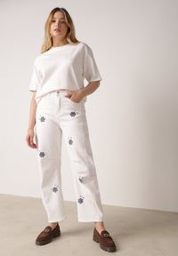 Born2be - Białe Jeansy Balloon z Wysokim Stanem Zdobione Haftem w Kwiaty Thertheris. Okazja: na co dzień, do pracy, na spotkanie biznesowe. Stan: podwyższony. Kolor: biały. Wzór: kwiaty, aplikacja, haft. Styl: biznesowy, klasyczny, casual #2