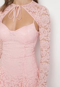 Born2be - Jasnoróżowa Rozkloszowana Sukienka Koktajlowa z Koronką i Bolerkiem Eyrfedi. Okazja: na randkę, na ślub cywilny, na wesele. Kolor: różowy. Materiał: koronka. Długość rękawa: na ramiączkach. Wzór: koronka. Styl: wizytowy #7