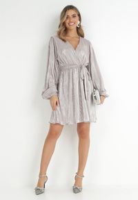 Born2be - Srebrna Błyszcząca Sukienka Kopertowa Vengas. Kolor: srebrny. Materiał: tkanina. Typ sukienki: kopertowe. Styl: klasyczny. Długość: mini #4