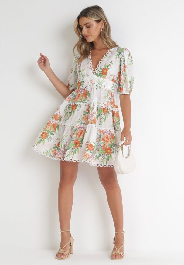 Born2be - Biała Rozkloszowana Sukienka Mini w Kwiaty z Koronką przy Dekolcie i Falbanką Daninia. Kolor: biały. Materiał: koronka. Długość rękawa: krótki rękaw. Wzór: kwiaty, koronka. Długość: mini