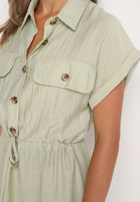 Born2be - Jasnozielona Wiskozowa Rozkloszowana Sukienka z Gumką w Talii Ozdobiona Guzikami Lemvia. Okazja: na spotkanie biznesowe. Kolor: zielony. Materiał: wiskoza. Wzór: aplikacja. Sezon: lato. Typ sukienki: sportowe, rozkloszowane. Styl: sportowy, biznesowy, klasyczny, elegancki #5