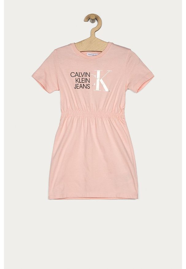 Calvin Klein Jeans - Sukienka dziecięca 104-176 cm. Kolor: różowy. Materiał: bawełna, dzianina. Wzór: nadruk. Typ sukienki: rozkloszowane