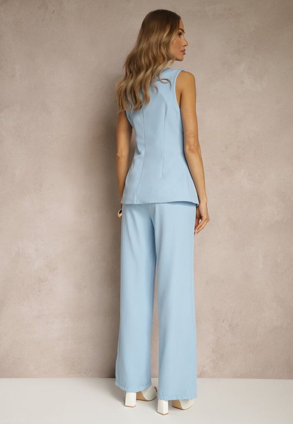 Renee - Jasnoniebieski Komplet Garniturowy Kamizelka z Ozdobnymi Guzikami i Klasyczne Spodnie Roneira. Kolor: niebieski