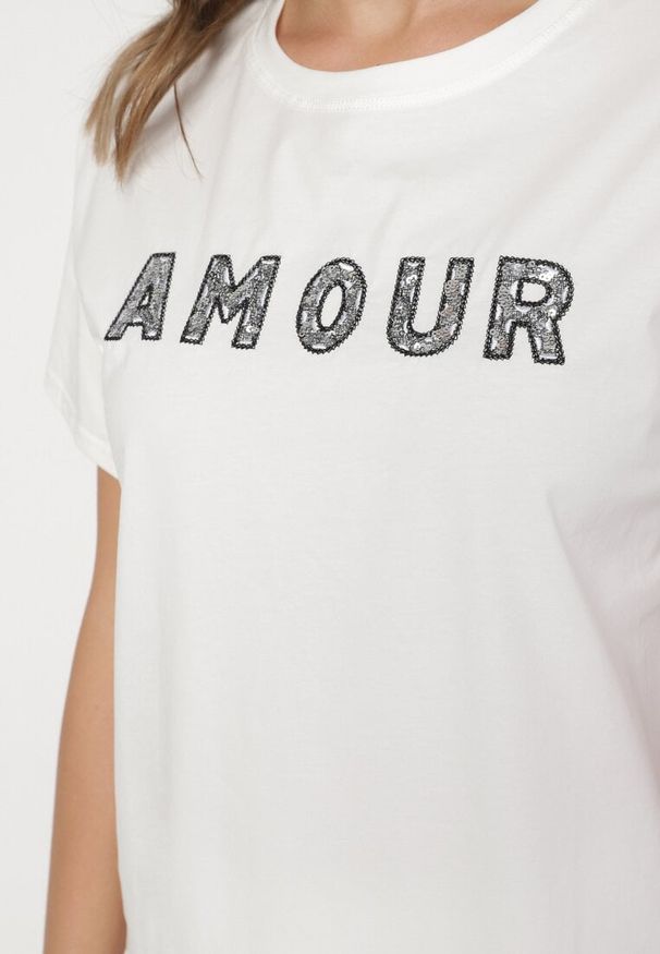 Born2be - Biały T-shirt z Bawełny Ozdobiony Haftowanym Napisem z Cekinami Marisiana. Okazja: na co dzień. Kolor: biały. Materiał: bawełna. Wzór: haft, aplikacja, napisy. Styl: casual, glamour, klasyczny