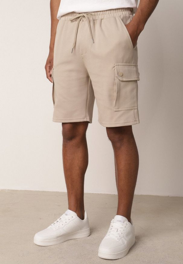 Born2be - Beżowe Szorty z Bawełną w Stylu Safari z Kieszeniami Cargo Sabririla. Okazja: na co dzień. Kolor: beżowy. Materiał: bawełna. Długość: długie. Sezon: lato. Styl: casual