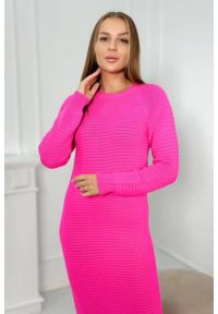 Inny - Sweter Sukienka w prążek różowy neon. Kolor: różowy. Materiał: akryl, prążkowany, materiał, bawełna. Długość: długie. Wzór: prążki. Styl: klasyczny