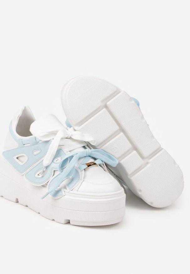 Born2be - Biało-Niebieskie Płaskie Sneakersy Vices z Podwójnym Sznurowaniem ze Zdobieniem 3D Nelarissa. Okazja: na co dzień. Zapięcie: sznurówki. Kolor: biały. Materiał: bawełna, jeans. Wzór: aplikacja. Obcas: na obcasie. Wysokość obcasa: niski