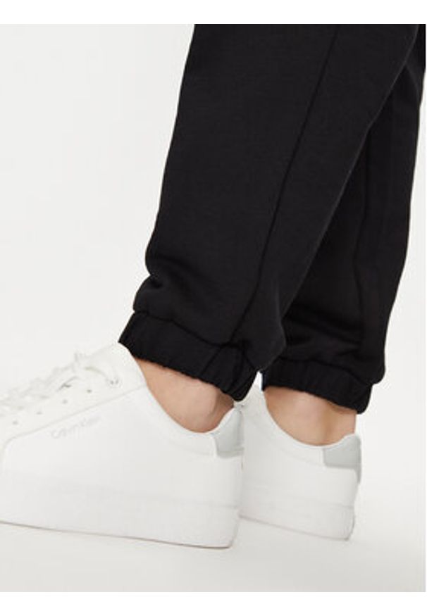 Guess Jeans Spodnie dresowe W5RB63 K68I4 Czarny Regular Fit. Kolor: czarny. Materiał: bawełna