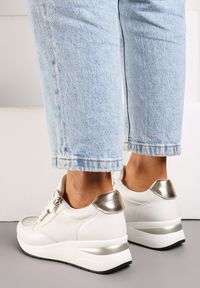 Born2be - Białe Sneakersy na Koturnie z Suwakiem i Metalicznymi Wstawkami Xeniria. Kolor: biały. Obcas: na koturnie