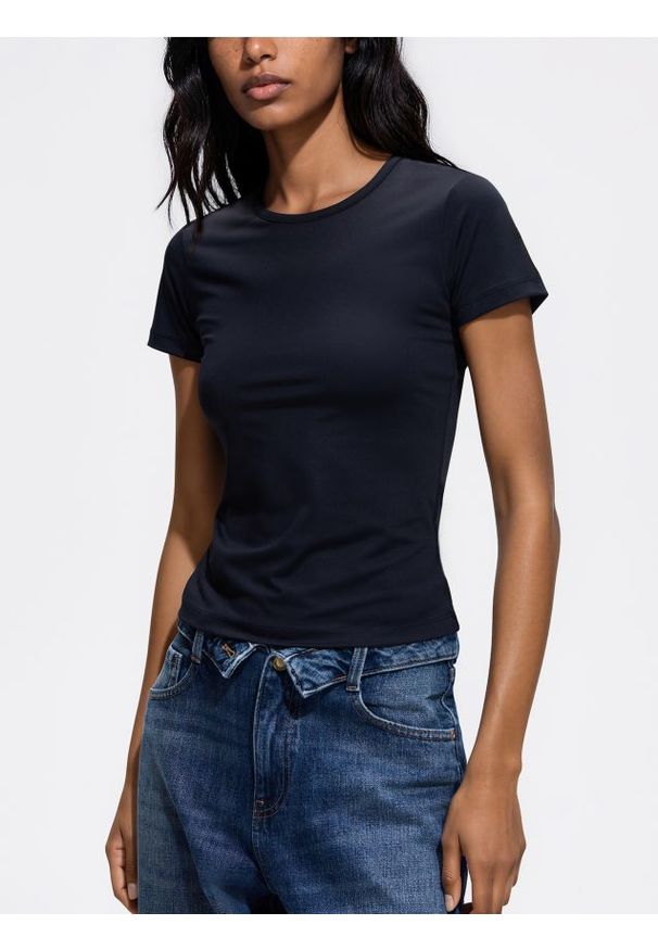 Reserved - T-shirt slim fit - czarny. Kolor: czarny. Materiał: dzianina. Wzór: gładki