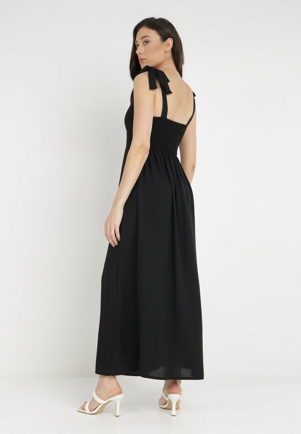 Born2be - Czarna Rozkloszowana Sukienka na Wiązanych Ramiączkach z Rozcięciem Kalora. Kolor: czarny. Materiał: tkanina. Długość rękawa: na ramiączkach. Wzór: gładki. Długość: maxi