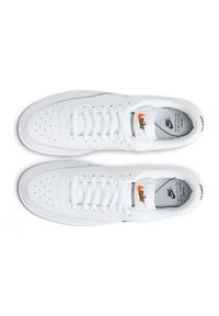 Buty Nike Court Vintage Premium W CW1067-100 białe. Okazja: na co dzień. Kolor: biały. Materiał: skóra, guma. Szerokość cholewki: normalna. Wzór: aplikacja, gładki. Sezon: lato, zima. Model: Nike Court. Sport: tenis #2