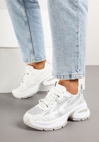 Born2be - Białe Sneakersy Streetwearowe na Grubej Podeszwie Zdobione Brokatem Felanwea. Okazja: na imprezę, na co dzień. Kolor: biały. Materiał: jeans. Wzór: aplikacja. Obcas: na platformie