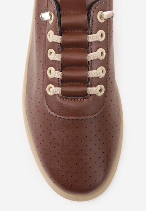 Born2be - Brązowe Wsuwane Tenisówki z Perforacją i Podeszwą z Bieżnikiem Illanya. Okazja: na co dzień. Zapięcie: bez zapięcia. Kolor: brązowy. Materiał: jeans. Szerokość cholewki: normalna. Styl: klasyczny, casual