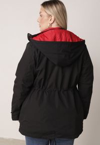 Born2be - Czarno-Czerwona Dwustronna Kurtka Przejściowa w Stylu Parki z Kapturem Tidala. Okazja: na co dzień. Typ kołnierza: kaptur. Kolekcja: plus size. Kolor: czarny. Materiał: materiał, jeans, poliester. Wzór: aplikacja. Styl: klasyczny, casual #2