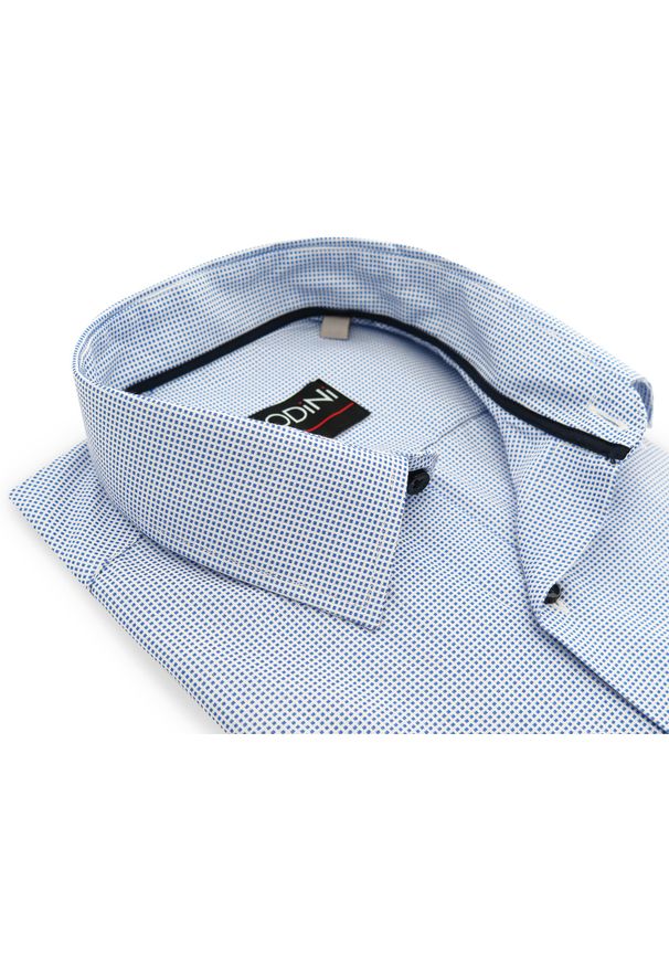 Modini - Koszula męska z krótkim rękawem w biało-niebieską krateczkę MK24. Kolor: biały, wielokolorowy, niebieski. Materiał: bawełna, poliester, tkanina. Długość rękawa: krótki rękaw. Długość: krótkie. Styl: klasyczny