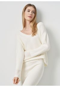 Ochnik - Kremowy sweter V-neck damski. Kolor: beżowy. Materiał: wiskoza