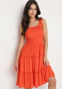 Born2be - Pomarańczowa Rozkloszowana Sukienka z Wiskozą na Wiązanych Ramiączkach Aralisse. Okazja: na co dzień. Typ kołnierza: dekolt kwadratowy. Kolor: pomarańczowy. Materiał: wiskoza. Długość rękawa: na ramiączkach. Typ sukienki: rozkloszowane. Styl: klasyczny, casual #1