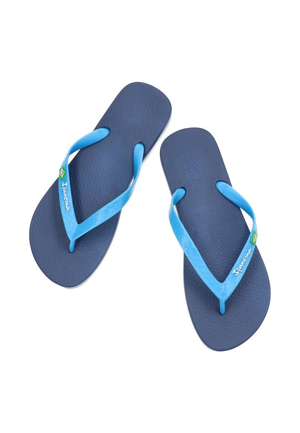 Niebieskie Japonki Ipanema Modne Buty Męskie. Okazja: na co dzień, na plażę. Kolor: niebieski. Materiał: materiał. Wzór: paski. Sezon: lato. Styl: klasyczny, elegancki, sportowy, casual