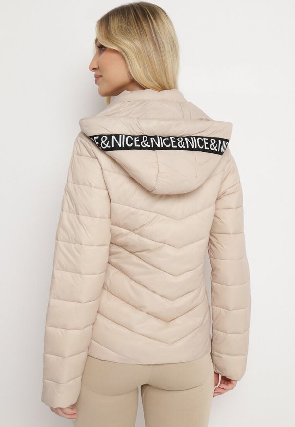 Born2be - Beżowa Pikowana Kurtka Zapinana na Suwak z Kapturem i Kieszeniami Soniss. Typ kołnierza: kaptur. Kolor: beżowy