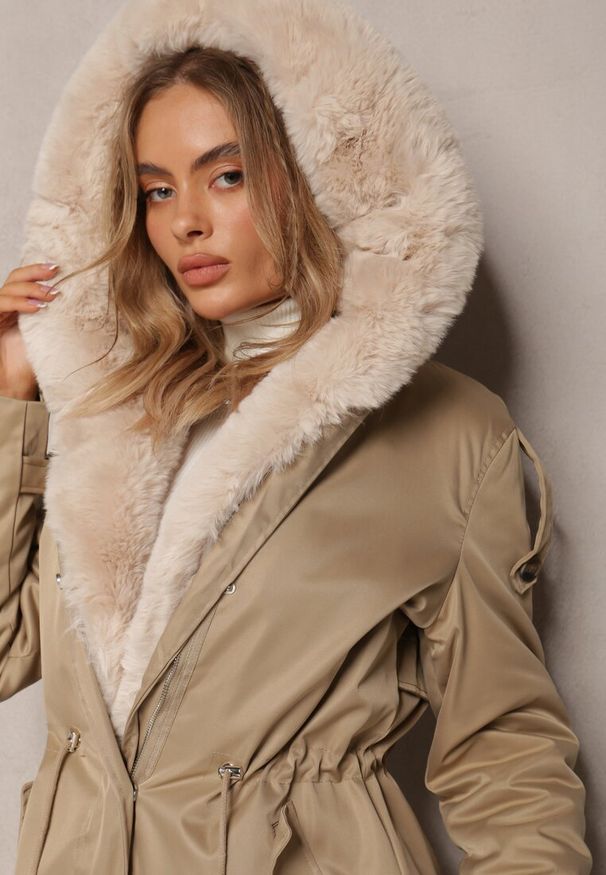 Renee - Beżowa Długa Kurtka Parka Nylonowa Płaszcz z Futrzanymi Wstawkami Rinale. Kolor: beżowy. Materiał: nylon, futro. Długość: długie