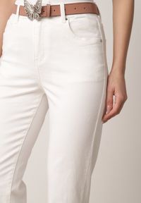 Born2be - Białe Jeansy Mom Fit z Wiskozą Bawełną i Wysokim Stanem z Paskiem z Motylem Nevilias. Okazja: na spotkanie biznesowe, do pracy. Stan: podwyższony. Kolor: biały. Styl: biznesowy #5