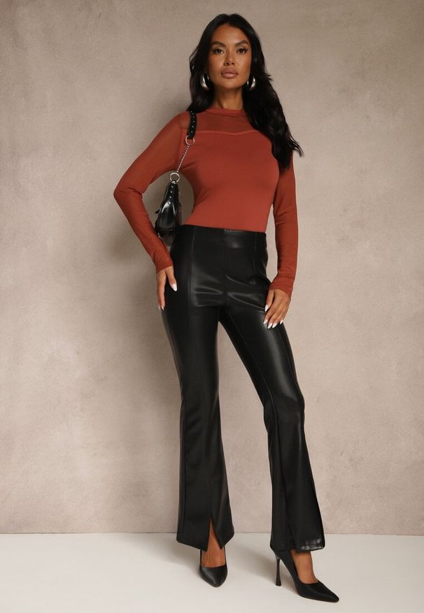 Renee - Brązowa Bluzka Golf Vices z Przezroczystymi Rękawami Kariale. Okazja: na co dzień. Typ kołnierza: golf. Kolor: brązowy. Materiał: jeans. Styl: casual, elegancki